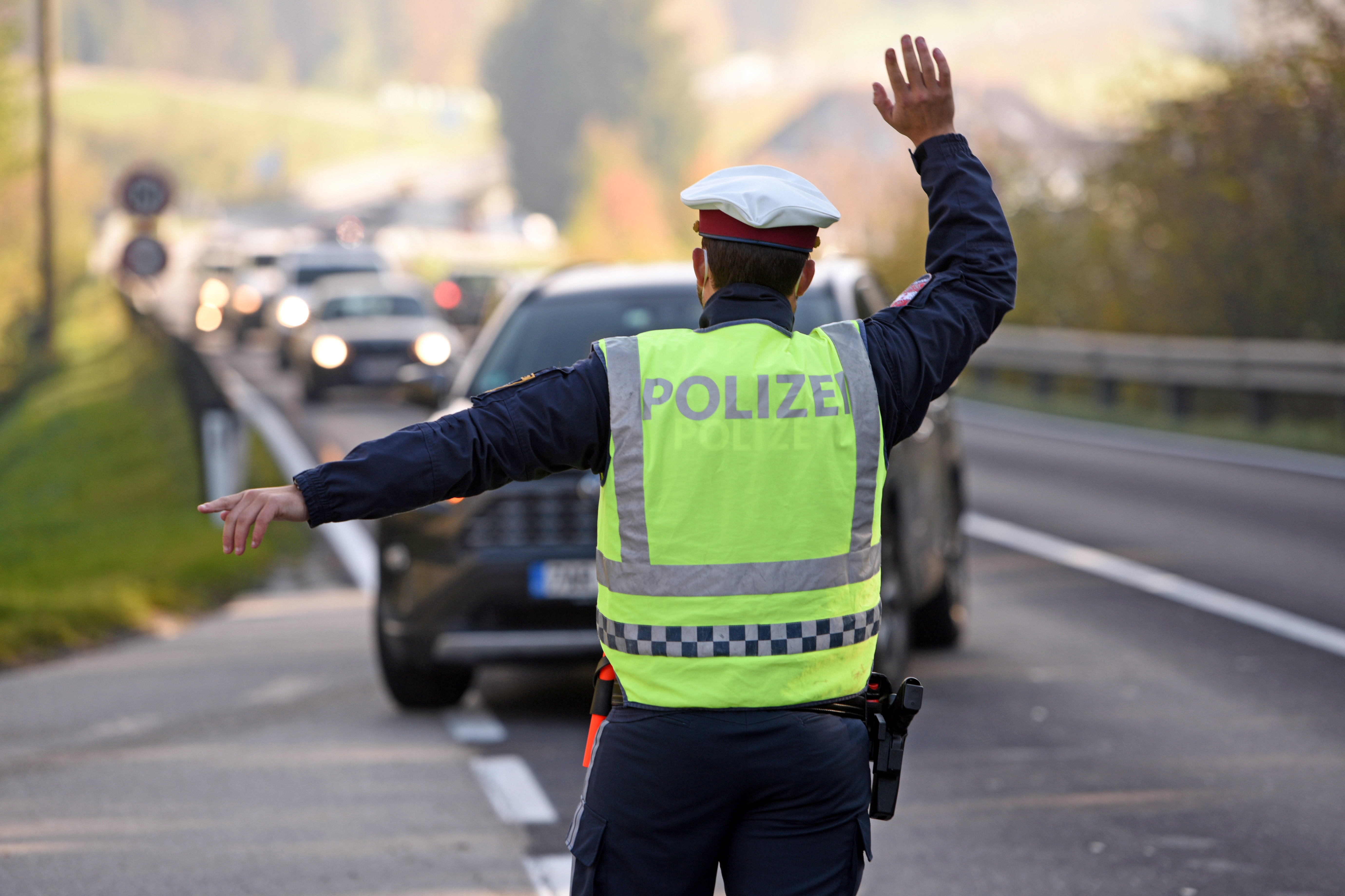 Policista odstavuje dopravu.