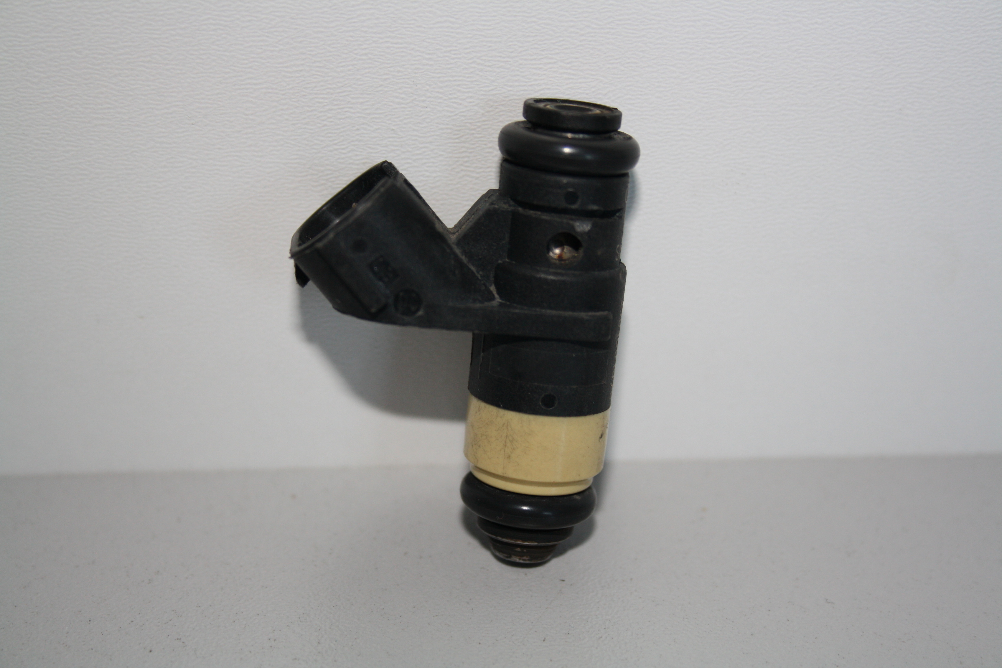 Vstřikovací ventil 036906031M pro 1.4 16v 55 kw - použitý