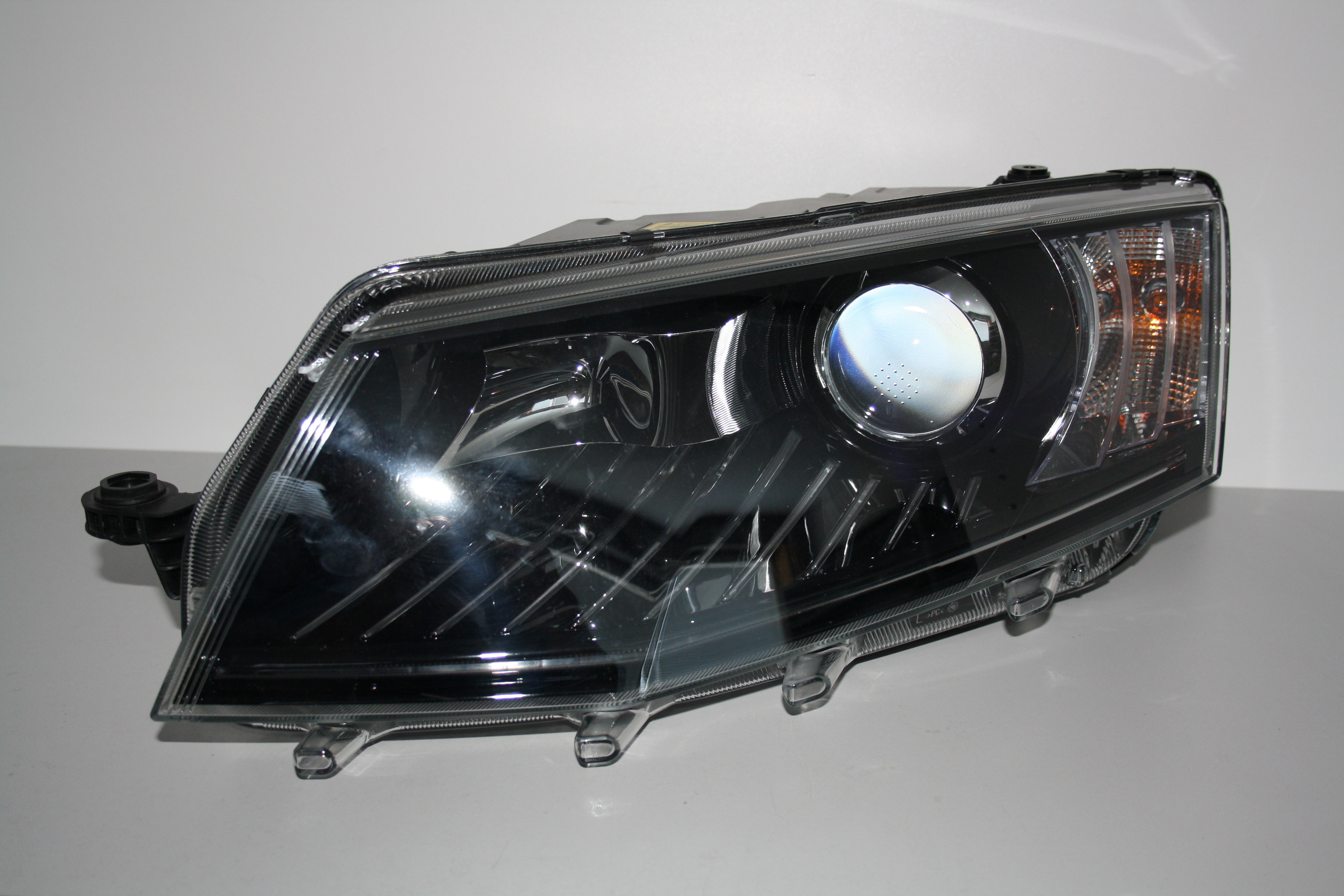 Bixenonový světlomet s LED Škoda Octavia III - levý
