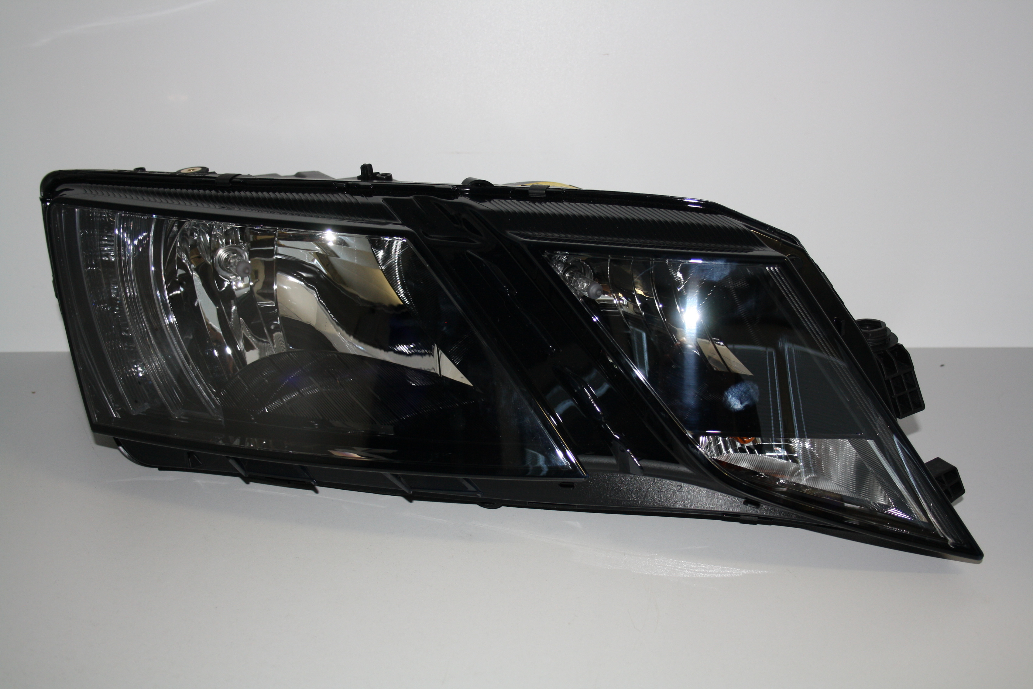 Světlomet pravý H7+H7 s LED Octavia III facelift